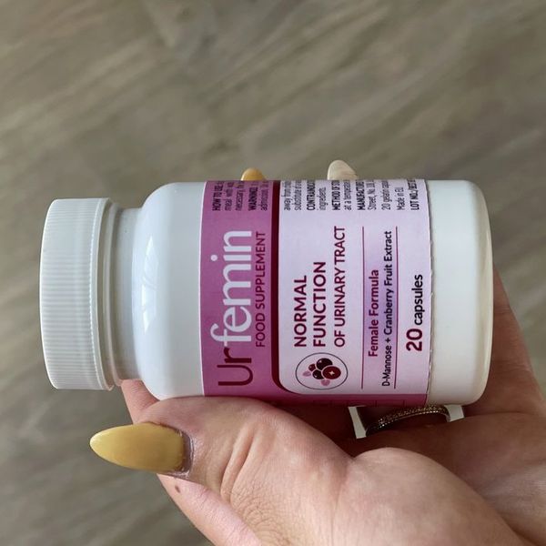 Fehér Urfemin üveg rózsaszín címkével, a címkén női formula és 20 kapszula felirat